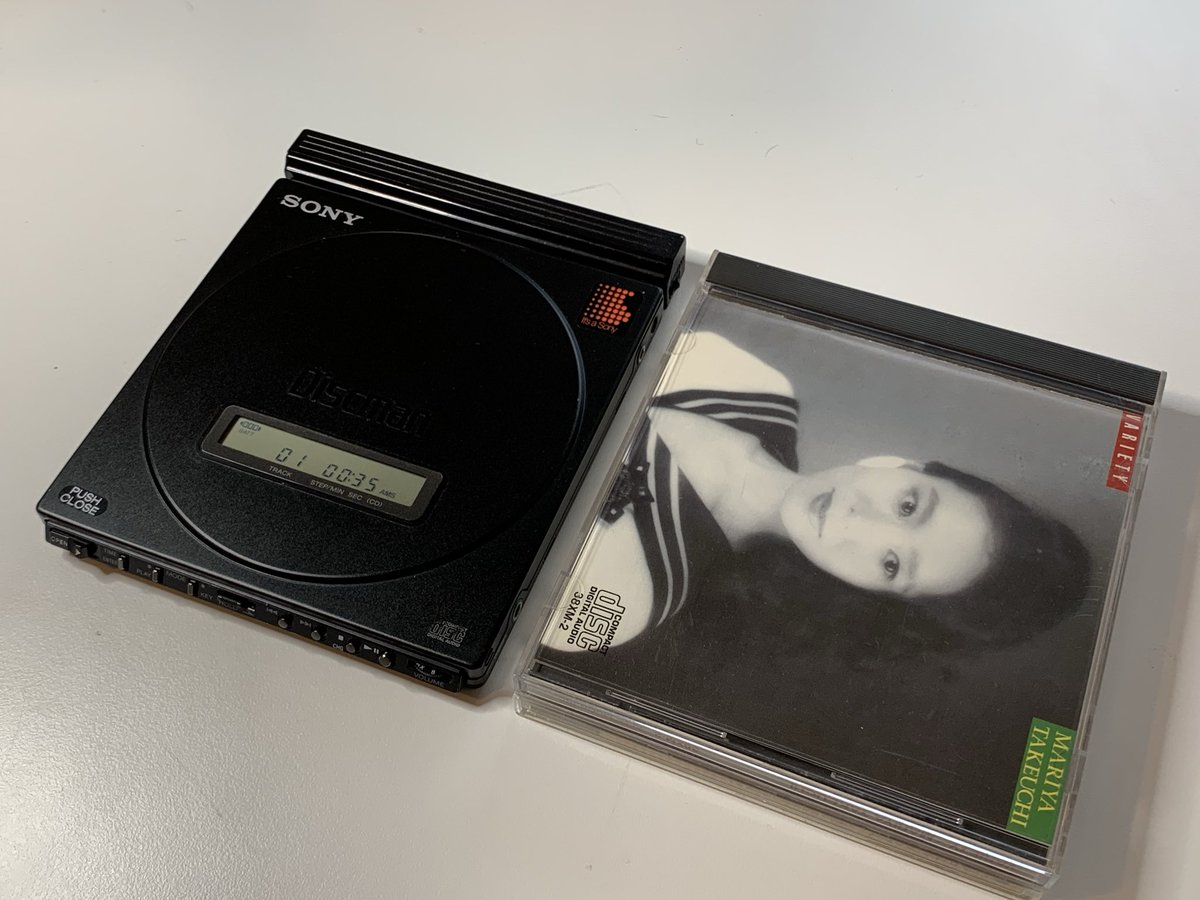 yamanohijp's tweet photo. #タワレコ 渋谷さんのポストによると、本日は(欧米で)初めてCDが発売された日だそうです。(43年前)
私の初購入CDは #竹内まりや 「#VARIETY 」(1984)
後にシティポップの流行で再評価される「 #PlasticLove 」収録。
いまも聴いてますd(^_^o)
#SONY #Diskman #CDWalkman https://t.co/7c7fx5QrKR