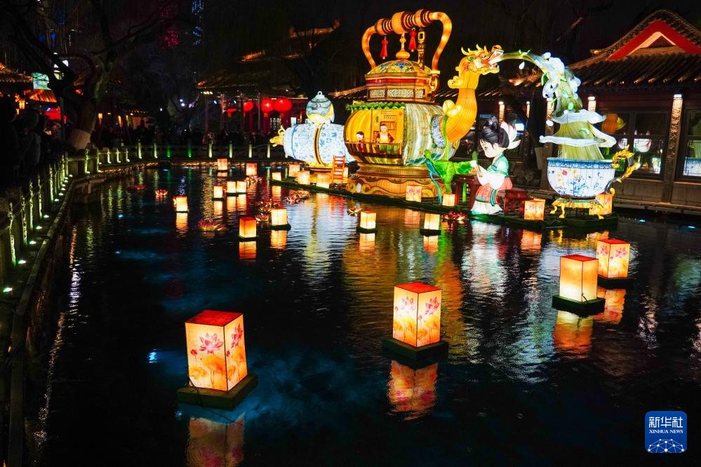 PDChinese's tweet photo. 【山東濟南：泉水映彩燈】日前，在山東濟南天下第一泉風景區，色彩豐富、造型多樣的彩燈沿泉畔點亮，與清澈蕩漾的泉水交相輝映，為城市增添了喜慶祥和的氣氛。 https://t.co/fghBgNSwka