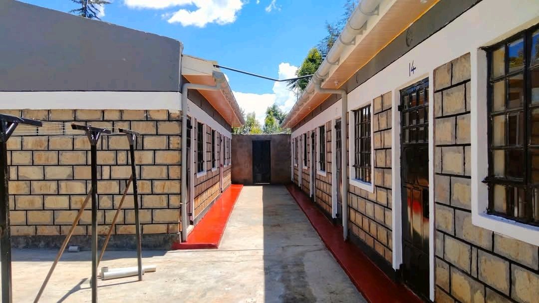 Jenga hizi wachana na gorofa buana.
Either 10 single rooms za 4k
Or 6 studios za 7k

Or 4 1B za 12k.

Hesabu yote ni the same. P.m uko na 40k yako safi ya rent.

Within 3 months ushaanza kuvuna unlike gorofa ungoje mikaka kadhaa.

At full occupancy, by 2030 ushaondoa share yako