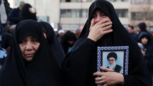 история с трупом Хаменеи напомнила миниатюру великого Жванецкого:

- трос сорвало на переправе.. и твой отец первым заметил это.. прыгнул в ледяную воду - понтоны крепить.. остальные за ним.. спасли переправу.. оглянулись, стали кричать, а его уже нет.. три дня его искали, улицу