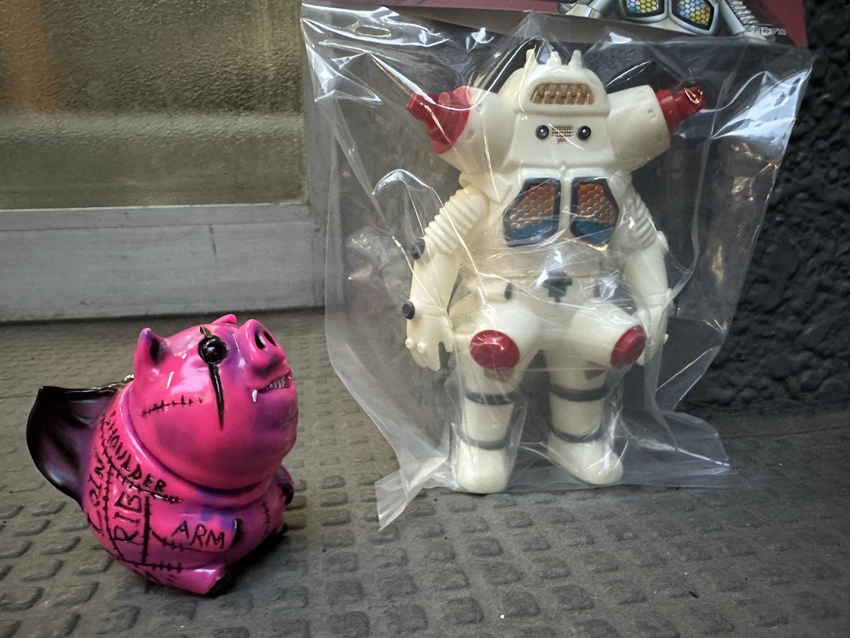 oneupさんに来たブヒ シカフェスに行けなかったヌシさんキングジョーお