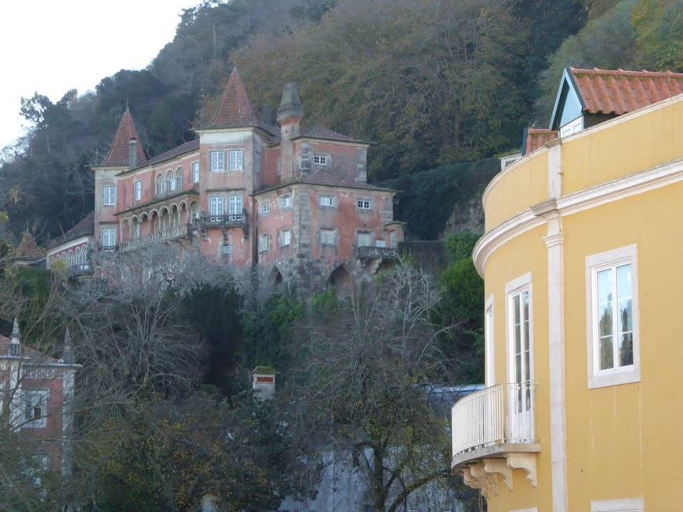 skymanuelima's tweet image. A Vila de Sintra inclui o sítio Paisagem Cultural de Sintra, Património Mundial da UNESCO e tem recusado ser elevada a categoria de cidade, apesar de ser sede do segundo mais populoso município em Portugal, segundo a Câmara Municipal de Sintra.  #Sintra #visitPortugal #viagens
