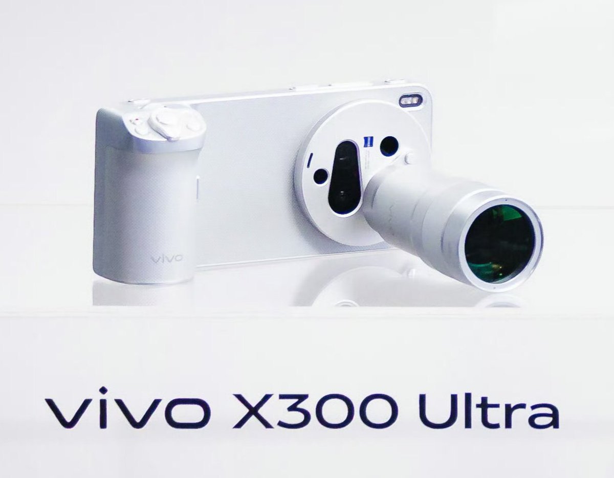vivo showed their new phone, the X300 Ultra, at MWC 2026. - 400mm