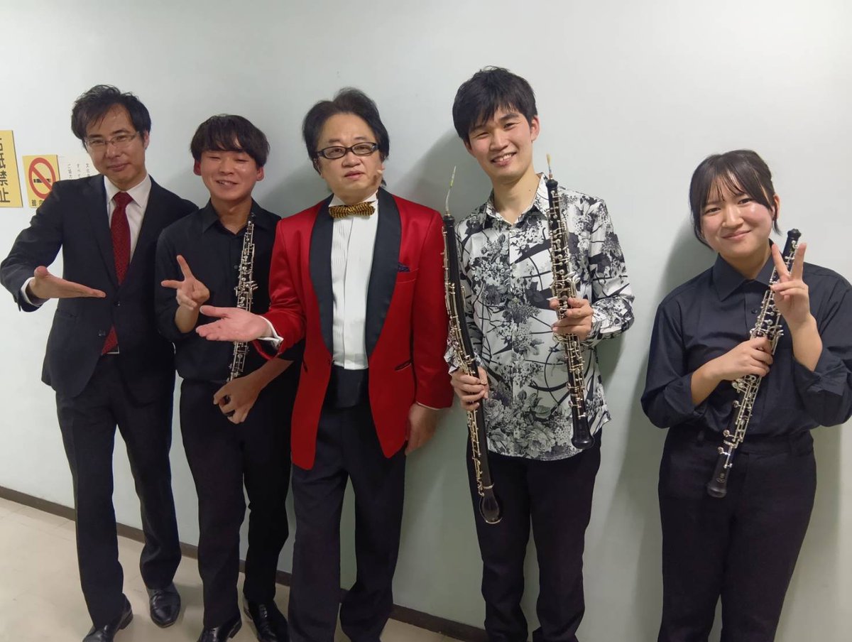 Itabashiku_SWO's tweet photo. 【オフショット①】

お待たせしました、オフショットのお時間です📸

まずは今回ゲストでお招きしましたオーボエ奏者の荒木良太さん(@Ryoboe_es )と板吹オーボエパート✨

「花は咲く」では板吹メンバーとの共演もあって優しい音色が心に沁みましたね😭💓

#板橋区吹奏楽団 #板吹 #いたすい  #板橋 https://t.co/u1BpAxQilz
