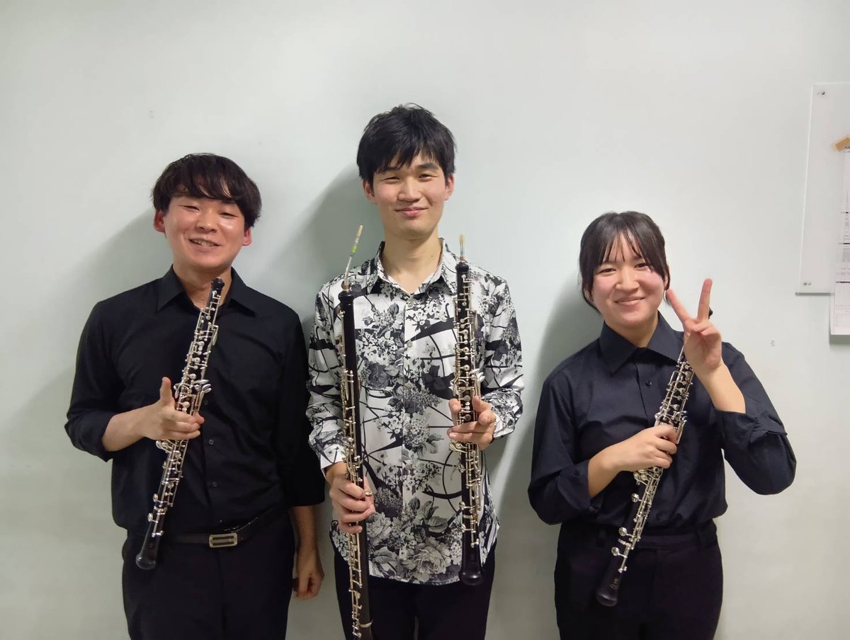 Itabashiku_SWO's tweet photo. 【オフショット①】

お待たせしました、オフショットのお時間です📸

まずは今回ゲストでお招きしましたオーボエ奏者の荒木良太さん(@Ryoboe_es )と板吹オーボエパート✨

「花は咲く」では板吹メンバーとの共演もあって優しい音色が心に沁みましたね😭💓

#板橋区吹奏楽団 #板吹 #いたすい  #板橋 https://t.co/u1BpAxQilz