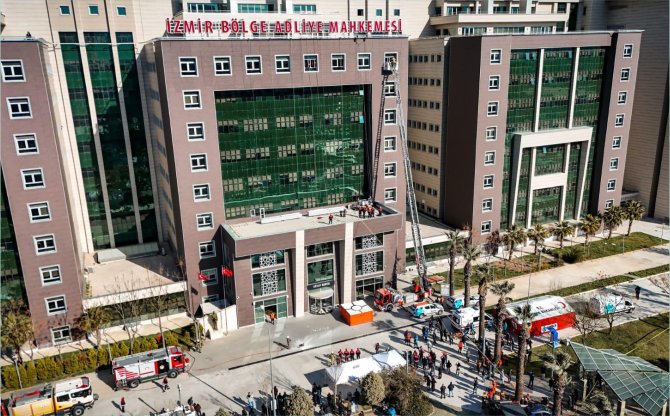 İzmir Adliyesi'nde Nefes Kesen Tatbikat 🚨
İzmir Bölge Adliye Mahkemesi'nde şüpheli paket ve tahliye tatbikatı yapıldı. AFAD, UMKE ve itfaiye ekipleri mahsur kalanları kurtarırken, bomba imha uzmanları paketleri etkisiz hale getirdi. 
#İzmir #Adliye 
yenivizyon.net/izmir-adliyesi…