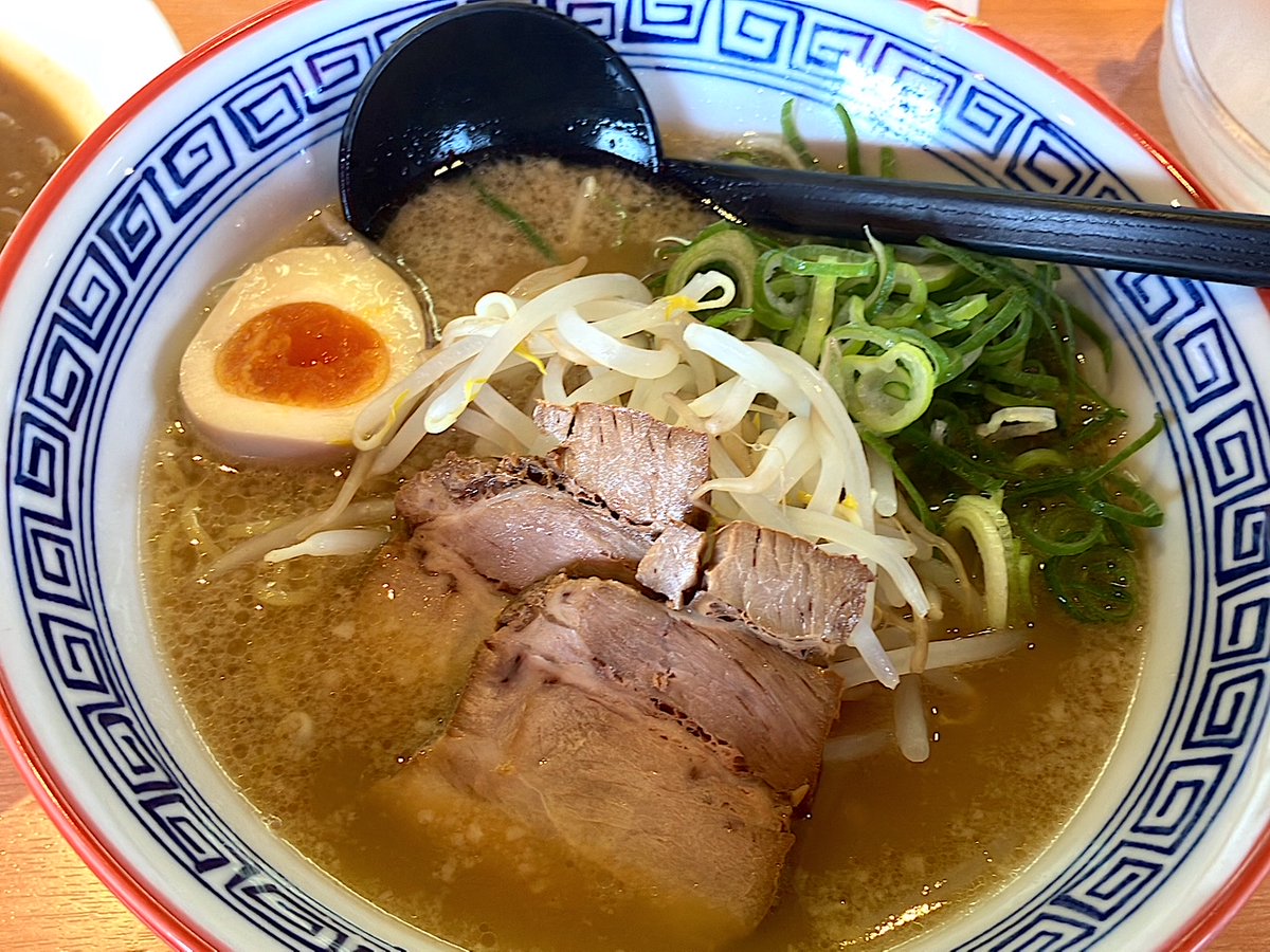 humanmore2004's tweet photo. こん��んは☔
悲しいことに忙しくてSNS触る時間がないですが🥲
私は関西に行ったり、四国や九州を行ったり来たりしてました

画像は大阪の天下第一というラーメン屋さんで食べた醬油豚骨です🍜
大阪は基本豚骨ラーメンのイメージですね

#企業公式相互フォロー https://t.co/kef4f2HHOc