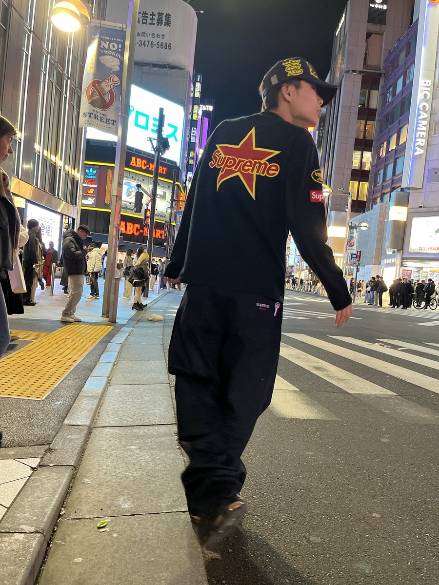 Yu97180267's tweet image. Supreme®/Vanson Leathers® L/S Top
普段L/S TOP着ないけどデザインが最高にカッコいいです⭐️

立ち上げBest Buy👑
店舗はサイズ欠けあったけどオンラインはまだあるっぽいんでオススメですよ👍
#supreme 
#26SS
#Week1