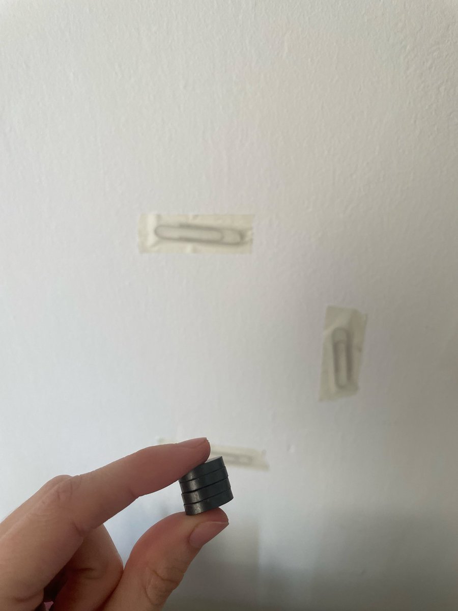 El truco para cuando quieres colgar cosas pero no quieres que se queden con tu fianza: cinta de carrocero, clips e imanes