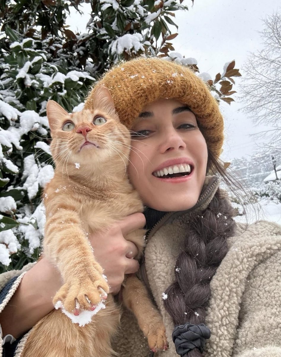 Cansu Dere; “Hayvanlara bayılıyorum. Bana iyi geliyorlar. Kedilerim bende biriken o manasız enerjiyi alıyor. Hayvanların olmadığı bir dünya hayal edemiyorum.”