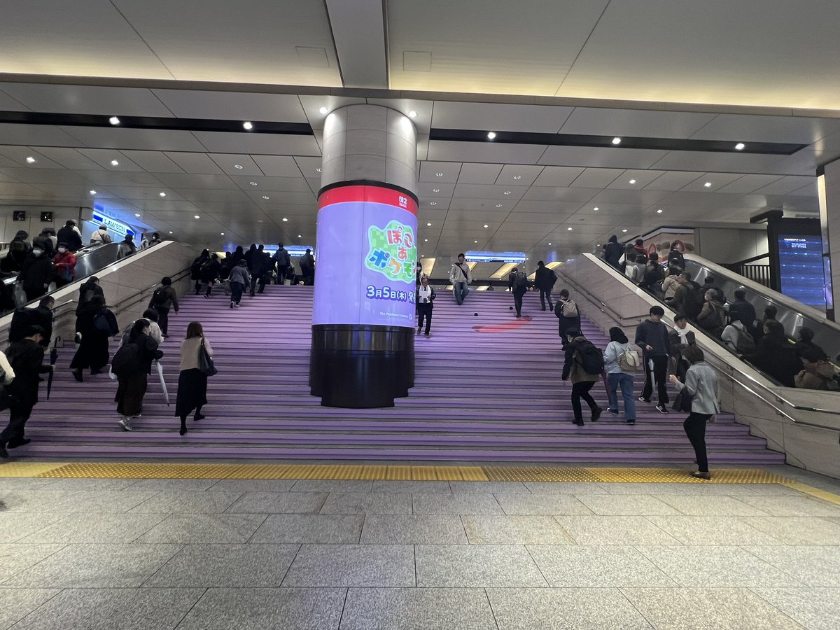 room_of_mew's tweet photo. 阪急大阪梅田駅やばい。メタモンサイコー！
#ぽこあポケモン https://t.co/0GltjUEqB6