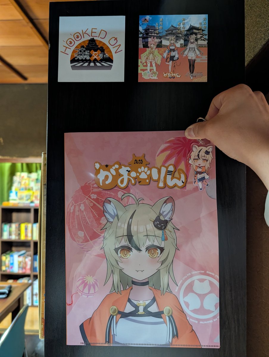 wakayama_lover's tweet photo. 昨日は #HOOKEDON でボードゲームブースに出展していました!
昨日いただいた(じゃんけん大会でもらった)シールを塾の本棚に貼りました🦑
めっちゃ楽しかったです!
また出展させていただきたいな〜😎 https://t.co/UIYxbiviUG