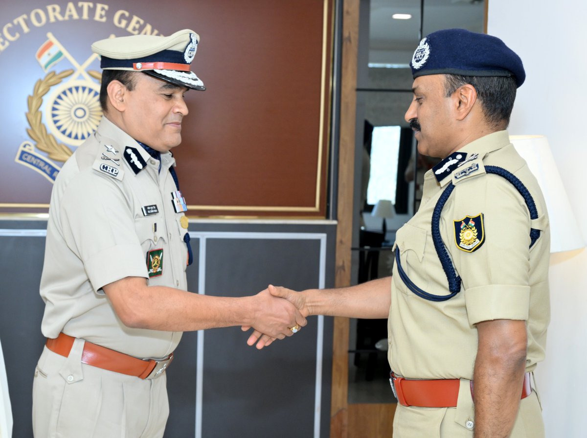 Shri G. P. Singh, DG #CRPF, pinned the ranks of Inspector General to Shri Anil Kumar Singh (22 Batch DAGO) at CRPF HQ.

The ceremony was graced by senior officers and the officer’s family.

​Congratulations to IG, Shri Anil Kumar Singh on this well-deserved promotion.