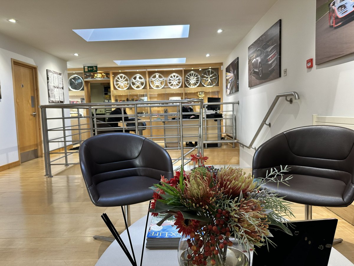 ParagonPorsche's tweet photo. Paragon Today: #moday 🔵

Date: Monday 2nd March 2026
Weather: Sunshine ☀️    
Temp: High of 13ºC

#Paragon #Porsche #showroom #service https://t.co/c2wEfEc4Oi