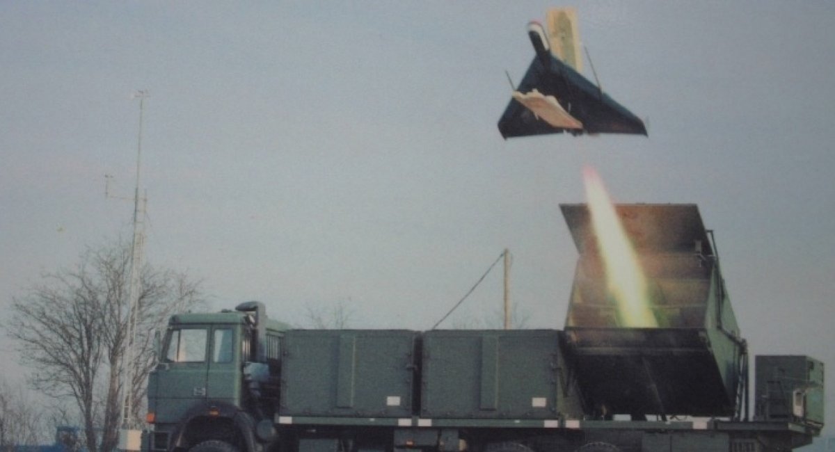 Fabricado por Alemania Occidental en la década de 1980 para atacar bases aéreas de Alemania Oriental, vendido a Israel, capturado por Hezbolá, sometido a ingeniería inversa por Irán, entregado a Rusia, capturado por Ucrania, sometido a ingeniería inversa por los estadounidenses.