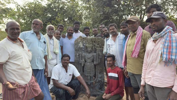 భూపాలపల్లి, కాటారం మండలం, చింతకాని గ్రామం చివరి అడవి ప్రాంతంలో వాగులో బయటపడ్డ 1000 సంవత్సరాల నాటి పురాతన చెన్న కేశవ / విష్ణు మూర్తి విగ్రహం.
#RajeshAdlaKonda