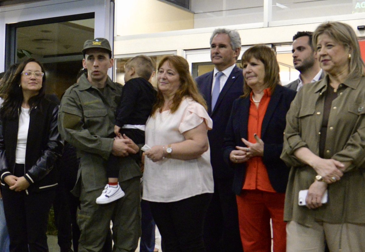 pabloquirno's tweet photo. Bienvenido a casa, Nahuel 🇦🇷 

Recibimos con profunda emoción al ciudadano argentino Nahuel Agustín Gallo, Cabo Primero de la Gendarmería Nacional, quien tras 448 días de detención arbitraria y desaparición forzada en Venezuela ha regresado a la Argentina.

Hoy Nahuel vuelve a pisar suelo argentino junto a quienes nunca dejaron de luchar por su libertad.

Argentina seguirá trabajando por la pronta liberación del ciudadano argentino Germán Giuliani y de todas las personas privadas de su libertad por razones políticas.