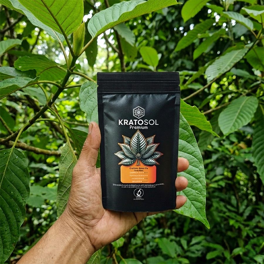 KratoSol_es's tweet photo. Granja vs. Selva Salvaje. 🌴 La edad del árbol de #Kratom lo cambia todo. Te explicamos por qué el Kratom Premium de árboles antiguos tiene una mayor concentración de compuestos activos que el Classic de plantaciones jóvenes. 🇪🇸🔬 #KratomOnline #Kratosol #BotánicaPura https://t.co/l8bc3ymoPn