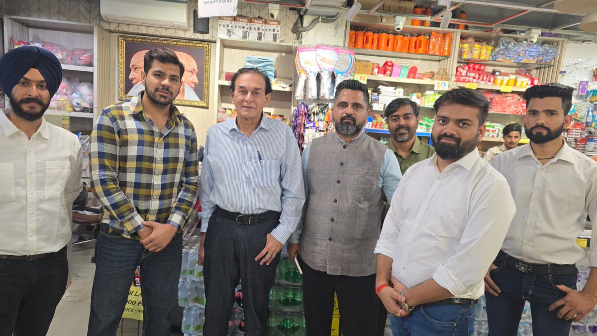 hcmariwala's tweet photo. The most gratifying thing for me quality of interactions with retailers, distributors and our teams on the ground.
#marketvisit #fmcg #maricoltd #entrepreneurship #HarshRealities https://t.co/G8mQJ78Azr