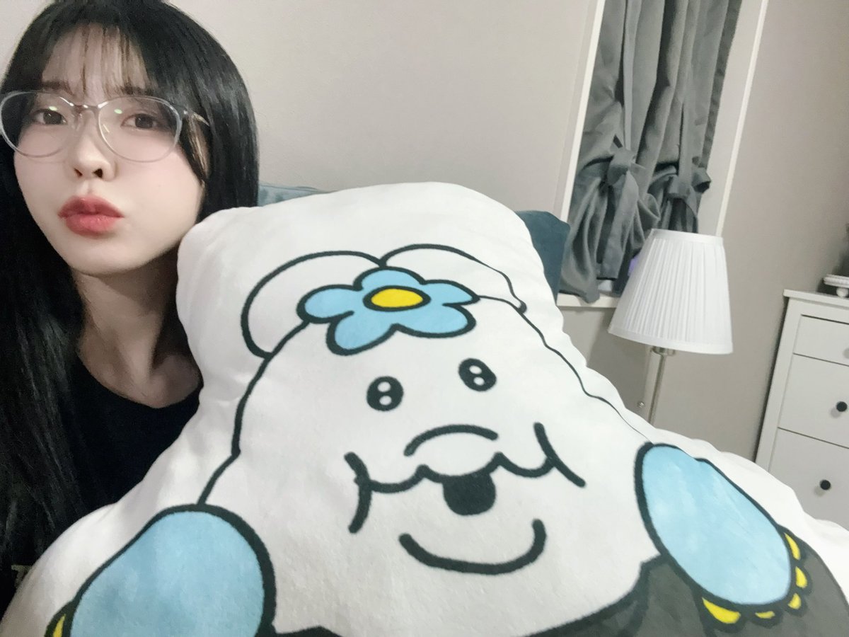 tmteslay's tweet photo. メガネ新調したから自撮りしてたら んぽちゃんが乱入してきた(         ´ω`          ) https://t.co/kssBPiuknw