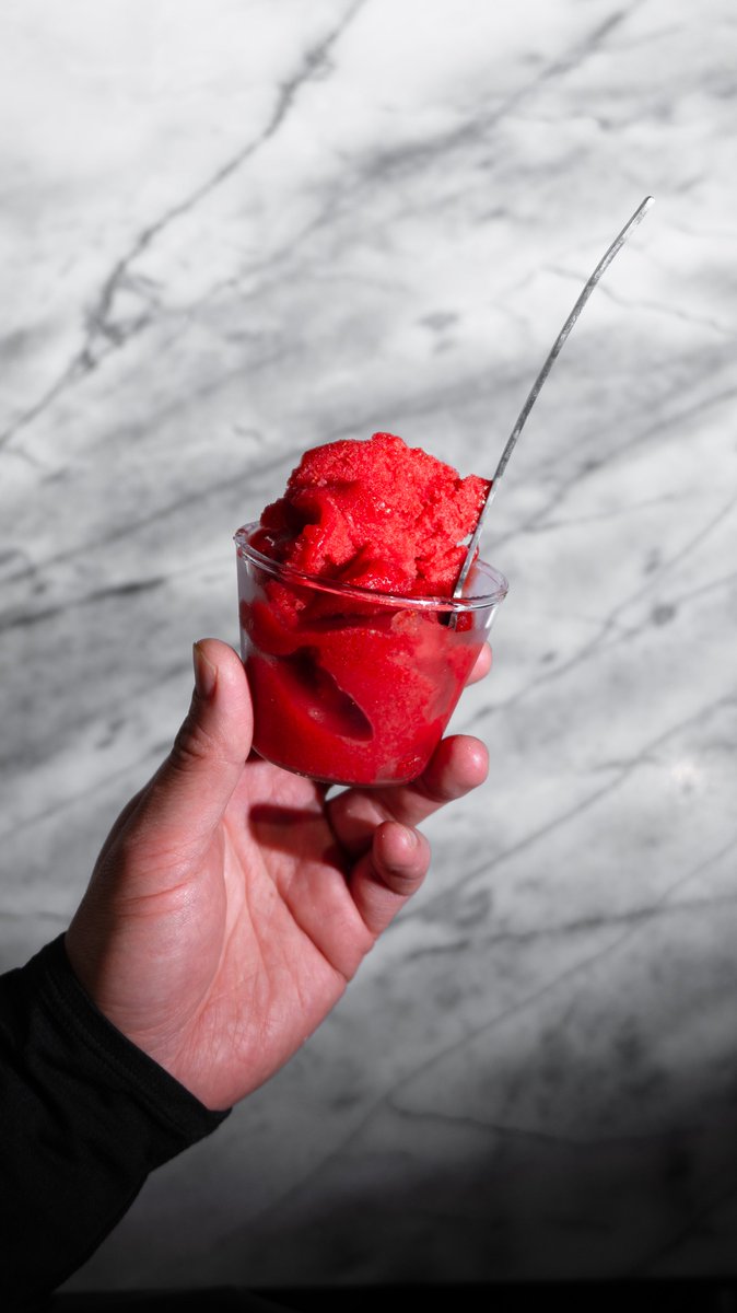 真っ赤なイチゴのジェラートがおいしい🙌✨