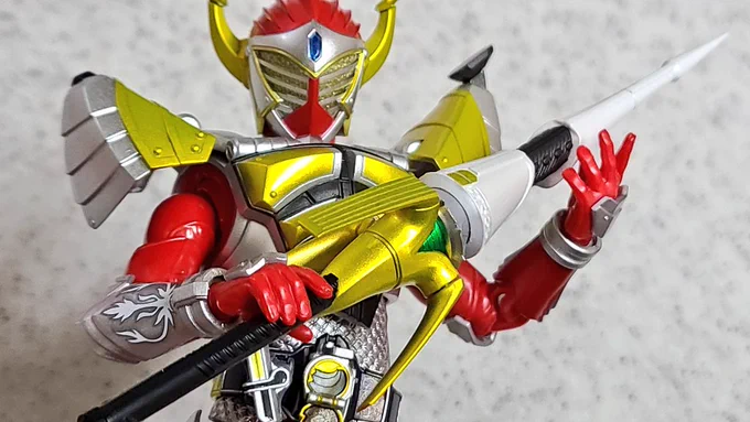 バロンはなんだかんだでかっこいいし 割と好きだった鎧武のライダー 真骨彫の炎上は残念だったけど 素体は良いんだよ… それ以上にアーマーがカチャカチャして不安定なのが気になったなぁ 鎧武はがっちり固定されてたのに…