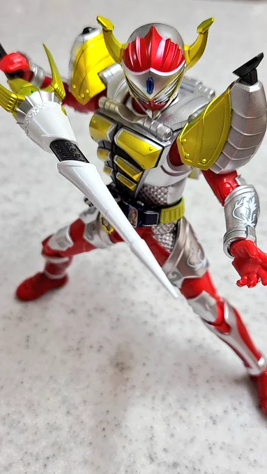 バロンはなんだかんだでかっこいいし 割と好きだった鎧武のライダー 真骨彫の炎上は残念だったけど 素体は良いんだよ… それ以上にアーマーがカチャカチャして不安定なのが気になったなぁ 鎧武はがっちり固定されてたのに…