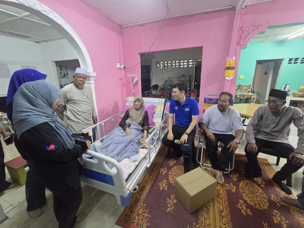 LeeTingHan90's tweet photo. Ziarah Kasih Ramadan hari ini di Felda Kahang Barat. Ramadan bukan sekadar bulan ibadah, tetapi bulan untuk kita mendekati masyarakat, menyantuni mereka yang memerlukan dan menghulurkan sedikit kelegaan buat yang sedang diuji.

Terima kasih kepada semua pihak yang turut membantu menjayakan ziarah ini, daripada penyumbang, sukarelawan hingga ke kepimpinan setempat. Semangat kebersamaan inilah yang menguatkan komuniti kita.

Semoga mereka yang sedang diuji diberikan kesabaran dan ketabahan, dipermudahkan segala urusan serta dilimpahi keberkatan.

#ZiarahKasih
#DUNPaloh
#BangsaJohor