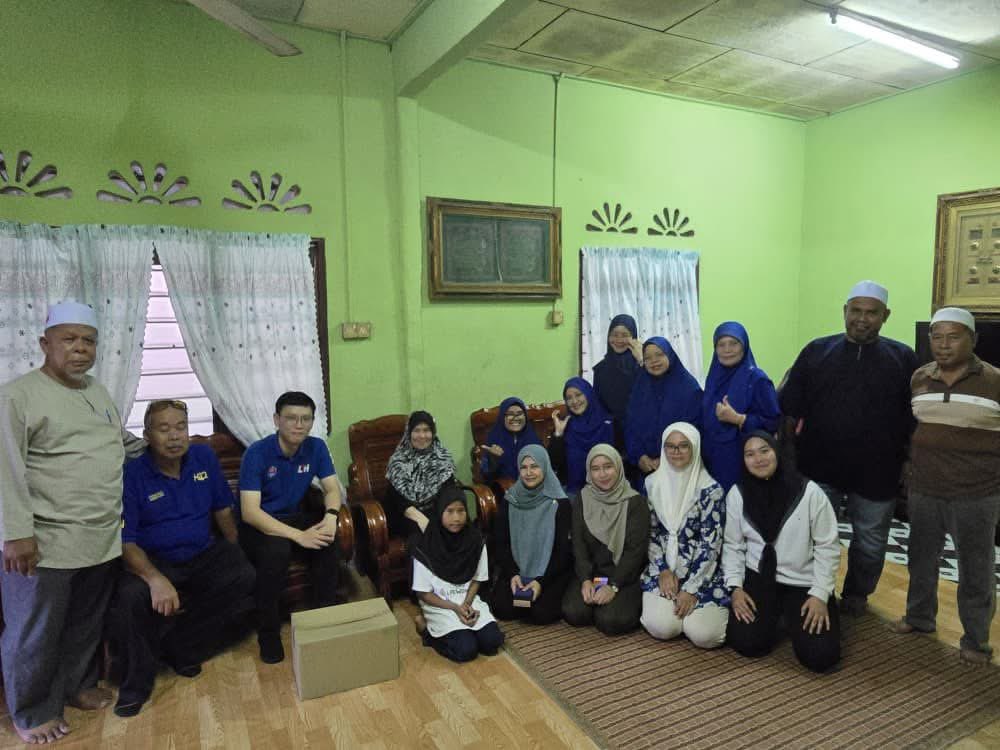 LeeTingHan90's tweet photo. Ziarah Kasih Ramadan hari ini di Felda Kahang Barat. Ramadan bukan sekadar bulan ibadah, tetapi bulan untuk kita mendekati masyarakat, menyantuni mereka yang memerlukan dan menghulurkan sedikit kelegaan buat yang sedang diuji.

Terima kasih kepada semua pihak yang turut membantu menjayakan ziarah ini, daripada penyumbang, sukarelawan hingga ke kepimpinan setempat. Semangat kebersamaan inilah yang menguatkan komuniti kita.

Semoga mereka yang sedang diuji diberikan kesabaran dan ketabahan, dipermudahkan segala urusan serta dilimpahi keberkatan.

#ZiarahKasih
#DUNPaloh
#BangsaJohor