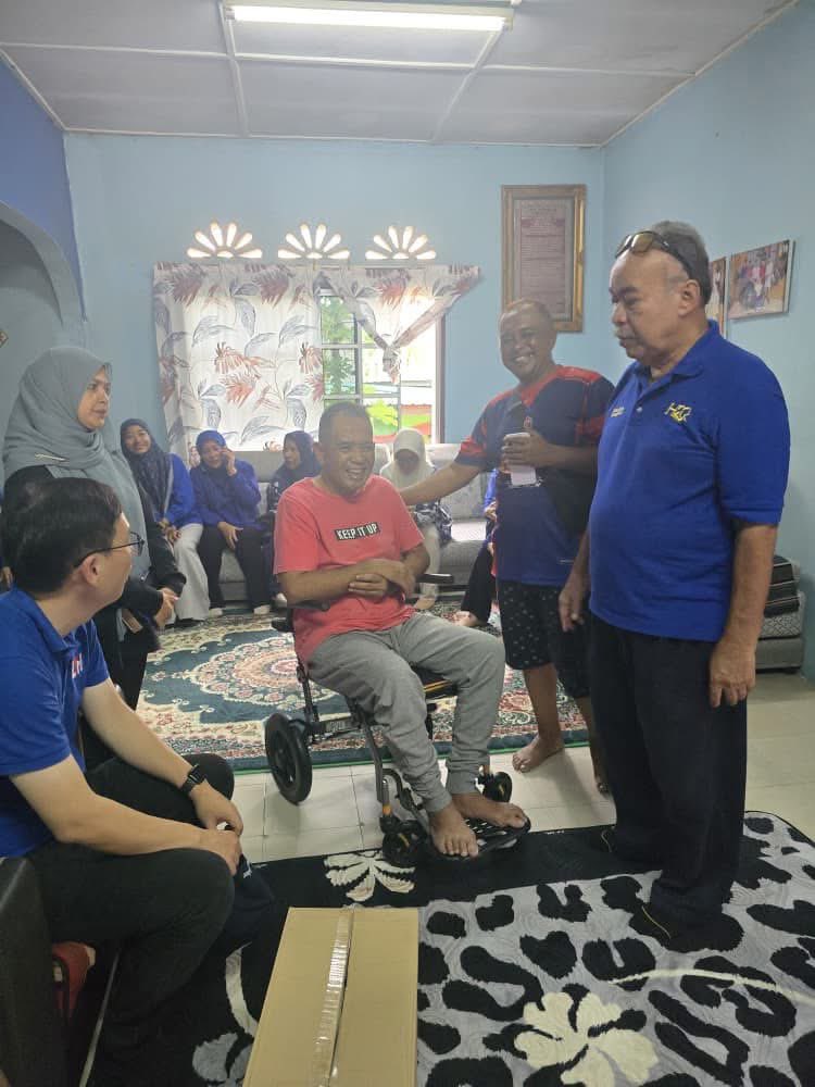 LeeTingHan90's tweet photo. Ziarah Kasih Ramadan hari ini di Felda Kahang Barat. Ramadan bukan sekadar bulan ibadah, tetapi bulan untuk kita mendekati masyarakat, menyantuni mereka yang memerlukan dan menghulurkan sedikit kelegaan buat yang sedang diuji.

Terima kasih kepada semua pihak yang turut membantu menjayakan ziarah ini, daripada penyumbang, sukarelawan hingga ke kepimpinan setempat. Semangat kebersamaan inilah yang menguatkan komuniti kita.

Semoga mereka yang sedang diuji diberikan kesabaran dan ketabahan, dipermudahkan segala urusan serta dilimpahi keberkatan.

#ZiarahKasih
#DUNPaloh
#BangsaJohor