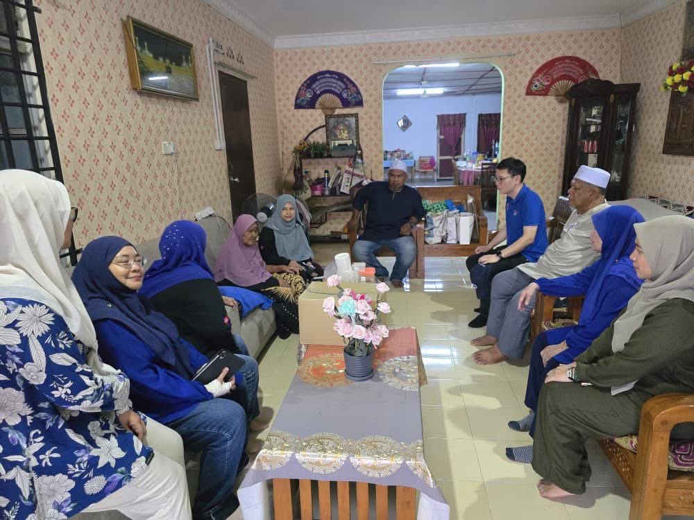 LeeTingHan90's tweet photo. Ziarah Kasih Ramadan hari ini di Felda Kahang Barat. Ramadan bukan sekadar bulan ibadah, tetapi bulan untuk kita mendekati masyarakat, menyantuni mereka yang memerlukan dan menghulurkan sedikit kelegaan buat yang sedang diuji.

Terima kasih kepada semua pihak yang turut membantu menjayakan ziarah ini, daripada penyumbang, sukarelawan hingga ke kepimpinan setempat. Semangat kebersamaan inilah yang menguatkan komuniti kita.

Semoga mereka yang sedang diuji diberikan kesabaran dan ketabahan, dipermudahkan segala urusan serta dilimpahi keberkatan.

#ZiarahKasih
#DUNPaloh
#BangsaJohor