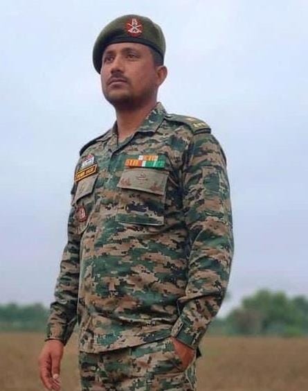 खाटूश्यामजी: मगनपुरा का लाल ड्यूटी के दौरान हुआ शहीद।

रुड़की उत्तराखंड में तैनात आर्मी हवलदार  गिरधारी लाल कुमावत 1 मार्च को ड्यूटी के दौरान हुए शहीद, जिनका पार्थिव देह का कल 2 मार्च मंगलवार को खाटूश्याम जी के मगनपुरा में राजकीय सम्मान के साथ अंतिम संस्कार किया जाएगा ।