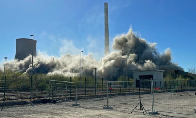 _Klaus_Heisler's tweet photo. +++EIL!+++EIL!+++EIL!+++

Iranische Raketen haben soeben Teile unserer Energieversorgung am Kraftwerk Ibbenbüren getroffen!

Kleiner Spaß, war unsere eigene Regierung. https://t.co/0BJJlux7Ox