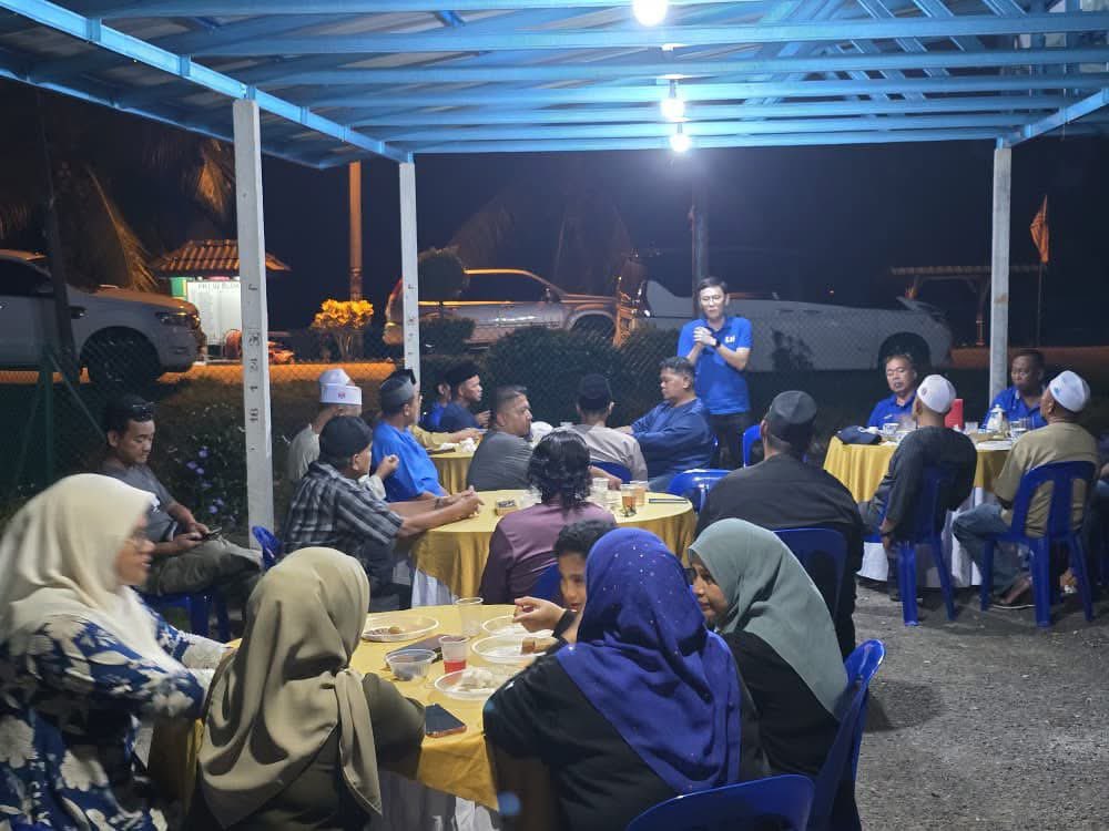 LeeTingHan90's tweet photo. Program Buka Puasa yang ke-4 DUN Paloh hari ini berlangsung di Felda Kahang Barat dalam suasana penuh ukhuwah dan kebersamaan. Kebetulan, hari ini juga genap 4 tahun sejak pertama kali saya menjejakkan kaki ke bumi Felda Kahang Barat. Banyak kenangan, banyak perbincangan, dan juga usaha yang telah kita gerakkan bersama sepanjang tempoh tersebut. Perjalanan ini bukan hanya tentang projek, tetapi tentang membina kepercayaan dan memastikan setiap suara penduduk didengari.

Pada majlis hari ini, kami turut membentangkan beberapa usaha menaiktaraf infrastruktur yang telah dan sedang dilaksanakan, antaranya:

• Menaiktaraf sistem perparitan di Jalan Langsat dan Jalan Rambutan
• Kerja menurap dataran parkir Balai Aktiviti Masyarakat
• Membaik pulih dan menaiktaraf bumbung serta pagar Sekolah Agama Felda Kahang Barat
• Pembinaan susur gajah berbumbung dan naik taraf pondok menunggu murid di SK Felda Kahang Barat
• Projek infrastruktur taman permainan serta pemasangan penutup longkang
• Membina semula sistem parit serta kerja menggantikan culvert
• Pemasangan guard rail di persimpangan masuk Felda Kahang Barat

Selain itu, kita juga telah melaksanakan baik pulih Dewan Felda Kahang Barat sebagai pusat aktiviti komuniti, dan tahun ini mengusahakan pemasangan 10 unit lampu solar di susur keluar masuk Felda Kahang Barat serta menyediakan peruntukan bagi lampu elektrik konvensional demi keselamatan dan keselesaan penduduk.

Dalam masa yang sama, kebajikan warga Felda terus diberi perhatian melalui Bantuan Bakul Makanan khas Felda dan pelbagai inisiatif di bawah agenda Segalanya Felda supaya tiada yang tercicir daripada arus pembangunan.

Empat tahun ini hanyalah permulaan. Mudah-mudahan kami akan terus berusaha dan menggandakan ikhtiar untuk Felda Kahang Barat, bukan sahaja dari segi infrastruktur, tetapi juga peluang ekonomi, kebajikan dan masa depan anak-anak Felda. Semoga setiap langkah kecil yang kita ambil hari ini menjadi amal jariah dan membawa kebaikan berpanjangan.

#DUNPaloh
#FeldaKahangBarat
#BangsaJohor
#MajuJohor