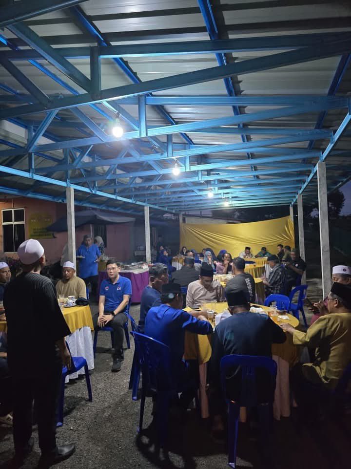 LeeTingHan90's tweet photo. Program Buka Puasa yang ke-4 DUN Paloh hari ini berlangsung di Felda Kahang Barat dalam suasana penuh ukhuwah dan kebersamaan. Kebetulan, hari ini juga genap 4 tahun sejak pertama kali saya menjejakkan kaki ke bumi Felda Kahang Barat. Banyak kenangan, banyak perbincangan, dan juga usaha yang telah kita gerakkan bersama sepanjang tempoh tersebut. Perjalanan ini bukan hanya tentang projek, tetapi tentang membina kepercayaan dan memastikan setiap suara penduduk didengari.

Pada majlis hari ini, kami turut membentangkan beberapa usaha menaiktaraf infrastruktur yang telah dan sedang dilaksanakan, antaranya:

• Menaiktaraf sistem perparitan di Jalan Langsat dan Jalan Rambutan
• Kerja menurap dataran parkir Balai Aktiviti Masyarakat
• Membaik pulih dan menaiktaraf bumbung serta pagar Sekolah Agama Felda Kahang Barat
• Pembinaan susur gajah berbumbung dan naik taraf pondok menunggu murid di SK Felda Kahang Barat
• Projek infrastruktur taman permainan serta pemasangan penutup longkang
• Membina semula sistem parit serta kerja menggantikan culvert
• Pemasangan guard rail di persimpangan masuk Felda Kahang Barat

Selain itu, kita juga telah melaksanakan baik pulih Dewan Felda Kahang Barat sebagai pusat aktiviti komuniti, dan tahun ini mengusahakan pemasangan 10 unit lampu solar di susur keluar masuk Felda Kahang Barat serta menyediakan peruntukan bagi lampu elektrik konvensional demi keselamatan dan keselesaan penduduk.

Dalam masa yang sama, kebajikan warga Felda terus diberi perhatian melalui Bantuan Bakul Makanan khas Felda dan pelbagai inisiatif di bawah agenda Segalanya Felda supaya tiada yang tercicir daripada arus pembangunan.

Empat tahun ini hanyalah permulaan. Mudah-mudahan kami akan terus berusaha dan menggandakan ikhtiar untuk Felda Kahang Barat, bukan sahaja dari segi infrastruktur, tetapi juga peluang ekonomi, kebajikan dan masa depan anak-anak Felda. Semoga setiap langkah kecil yang kita ambil hari ini menjadi amal jariah dan membawa kebaikan berpanjangan.

#DUNPaloh
#FeldaKahangBarat
#BangsaJohor
#MajuJohor