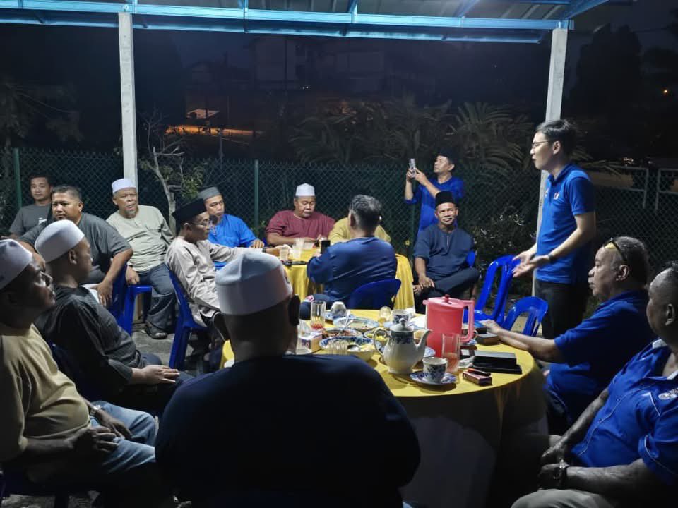 LeeTingHan90's tweet photo. Program Buka Puasa yang ke-4 DUN Paloh hari ini berlangsung di Felda Kahang Barat dalam suasana penuh ukhuwah dan kebersamaan. Kebetulan, hari ini juga genap 4 tahun sejak pertama kali saya menjejakkan kaki ke bumi Felda Kahang Barat. Banyak kenangan, banyak perbincangan, dan juga usaha yang telah kita gerakkan bersama sepanjang tempoh tersebut. Perjalanan ini bukan hanya tentang projek, tetapi tentang membina kepercayaan dan memastikan setiap suara penduduk didengari.

Pada majlis hari ini, kami turut membentangkan beberapa usaha menaiktaraf infrastruktur yang telah dan sedang dilaksanakan, antaranya:

• Menaiktaraf sistem perparitan di Jalan Langsat dan Jalan Rambutan
• Kerja menurap dataran parkir Balai Aktiviti Masyarakat
• Membaik pulih dan menaiktaraf bumbung serta pagar Sekolah Agama Felda Kahang Barat
• Pembinaan susur gajah berbumbung dan naik taraf pondok menunggu murid di SK Felda Kahang Barat
• Projek infrastruktur taman permainan serta pemasangan penutup longkang
• Membina semula sistem parit serta kerja menggantikan culvert
• Pemasangan guard rail di persimpangan masuk Felda Kahang Barat

Selain itu, kita juga telah melaksanakan baik pulih Dewan Felda Kahang Barat sebagai pusat aktiviti komuniti, dan tahun ini mengusahakan pemasangan 10 unit lampu solar di susur keluar masuk Felda Kahang Barat serta menyediakan peruntukan bagi lampu elektrik konvensional demi keselamatan dan keselesaan penduduk.

Dalam masa yang sama, kebajikan warga Felda terus diberi perhatian melalui Bantuan Bakul Makanan khas Felda dan pelbagai inisiatif di bawah agenda Segalanya Felda supaya tiada yang tercicir daripada arus pembangunan.

Empat tahun ini hanyalah permulaan. Mudah-mudahan kami akan terus berusaha dan menggandakan ikhtiar untuk Felda Kahang Barat, bukan sahaja dari segi infrastruktur, tetapi juga peluang ekonomi, kebajikan dan masa depan anak-anak Felda. Semoga setiap langkah kecil yang kita ambil hari ini menjadi amal jariah dan membawa kebaikan berpanjangan.

#DUNPaloh
#FeldaKahangBarat
#BangsaJohor
#MajuJohor