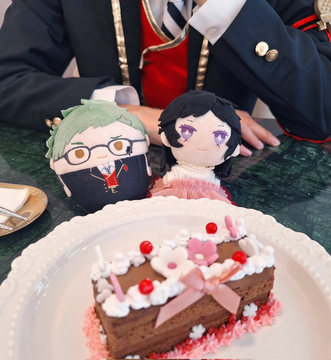 แต่งเค้กเองเฟิร์สไทม์โดยมีพิเทรย์มานั่งเฝ้าให้กำลังใจ