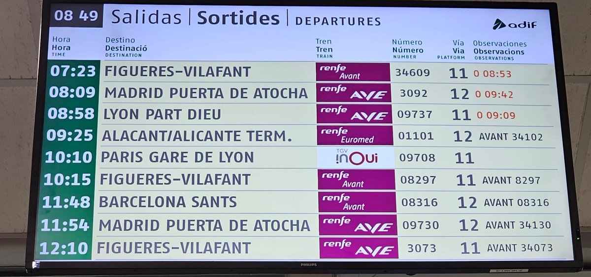 mangelsplanas's tweet photo. Un altre dia de caos a l’estació de Girona. Retards, incertesa i milers de persones arribant tard a la feina o a classe. No són incidències puntuals. Què pensen fer els socialistes que governen a Madrid i a Catalunya? Girona no pot continuar pagant la seva inacció! https://t.co/mucXnmnJvd