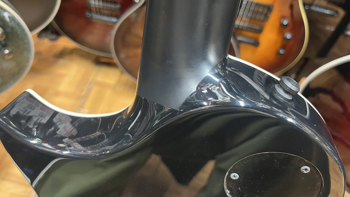 こんなLPタイプのギターはいかがですか？

EC QM
通常より薄めのボディとネックで、構えやすく押さえやすいです！
ジョイント部がなだらかになっているのでハイポジションでのリードプレイもやりやすい！

ロック最前線で使える最高なギターです！
#テクハスタッフサカモト #御茶ノ水 #エレキギター