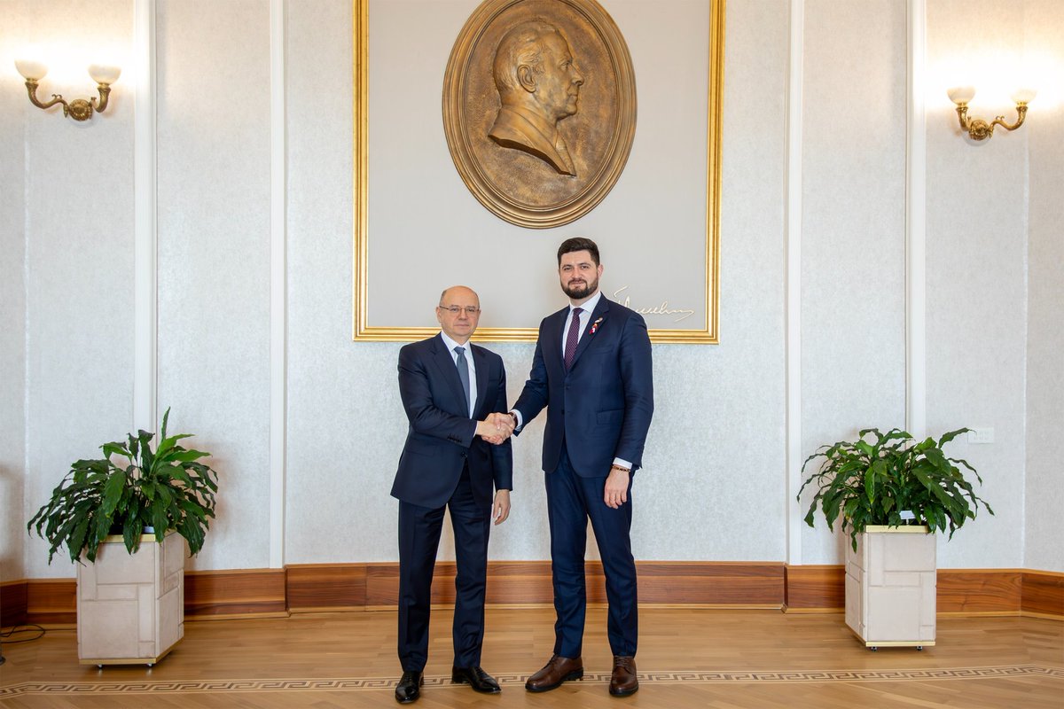 ParvizShahbazov's tweet image. #MəşvərətŞurası nazirlərin iclasları ərəfəsində #Moldova|nın energetika naziri Dorin Junqetu ilə keçirilən görüşdə #təbiiqaz və #bərpaolunanenerji sahəsində yeni əməkdaşlıq imkanlarını dəyərləndirdik.