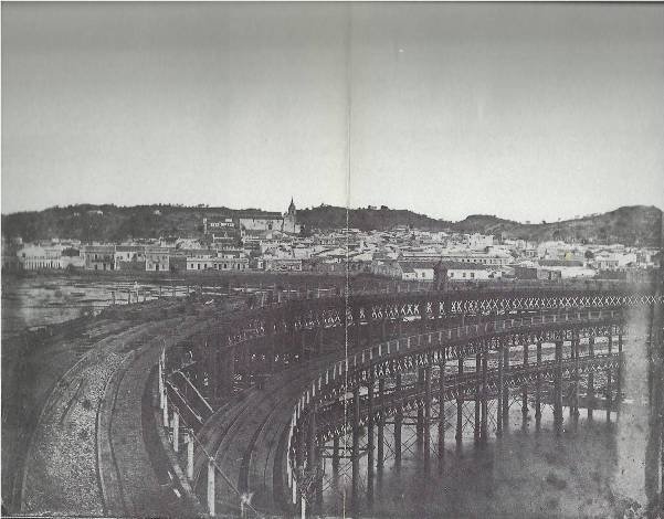 EduLopez1889's tweet photo. Una de mis fotografías favoritas de Huelva es esta de Jean Laurent (1880), tomada sobre el Muelle de la Cía. Riotinto, donde se pueden ver perfectamente tanto la Parroquia Mayor de San Pedro y los cabezos. A día de hoy esta estampa es imposible de ver. https://t.co/QhVi5Yn6oo