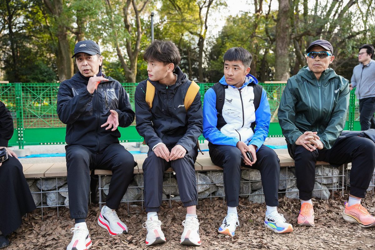 yohohohohohom's tweet photo. 東○マラソン後に、精華大学の王選手(10000m中国記録保持者)と昨年以来の再会
そんな凄い選手に、またまた偉そうに語るオッサン発見w
#リーニン
#クールノット
#iimono
#東京マラソン https://t.co/6RiOEsqM5N