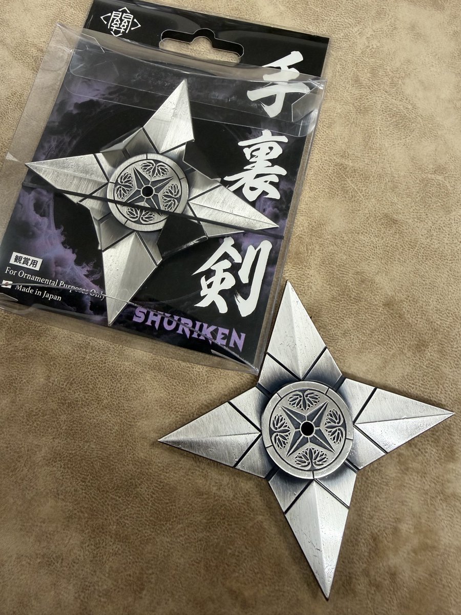 Sawmaster1919's tweet photo. 【鋳造手裏剣　の巻】
シリーズでもういっちょ(^^)
精巧なデザインをあしらった重厚な手裏剣。

重さといい、手に持った感触といい、なんとも言えぬ格好良さ。うーん、投げたい！でも、観賞用でお願いします❣️ https://t.co/FB6vnfXz8u