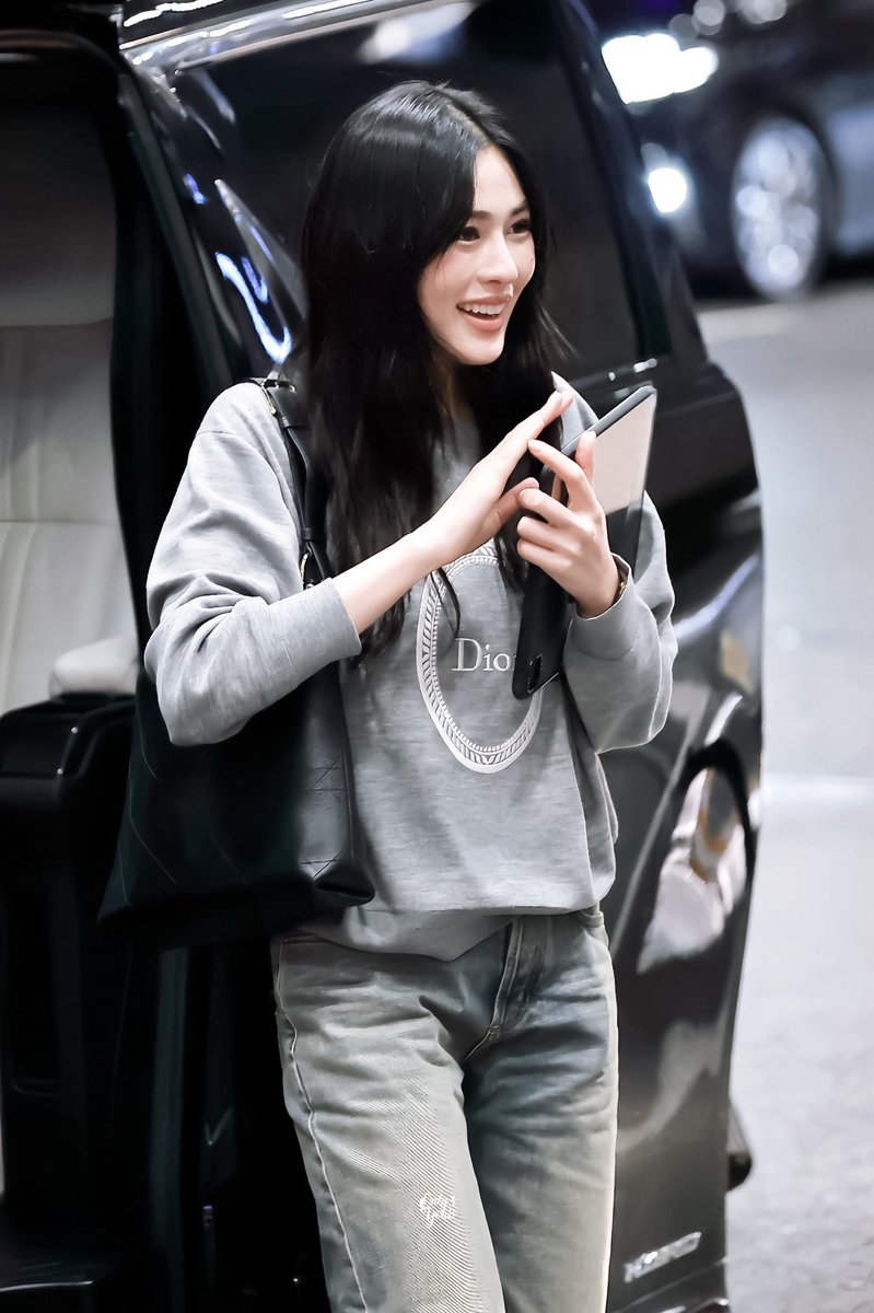 Onlyou_38's tweet photo. 260228 

LINGORM TAKEOFF TO DIORAW26
#LingOrmDiorAW26APTLook
#LinglingKwong  #LingOrm #Dior #DiorAW26 #PFW https://t.co/kcrcfhRvmc