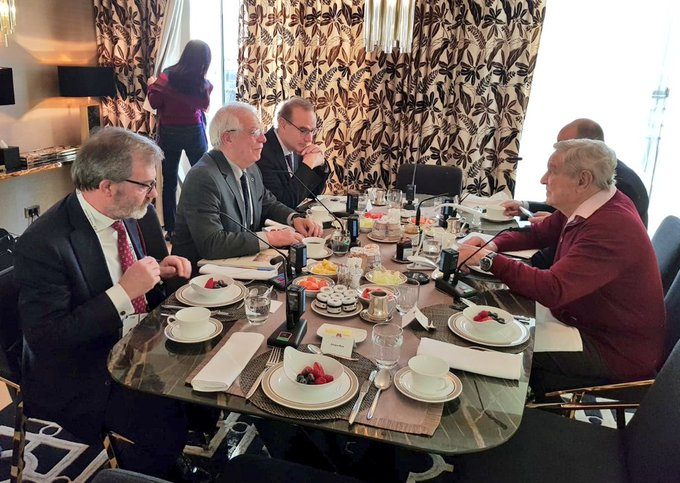 SIEMPRE CON LO PEOR DE LA TIERRA.
Con mucha certeza hay que dirigir las miradas hacia el especulador magnate internacional George Soros, ese para el que se presume que trabaja desde siempre <a href="/sanchezcastejon/">Pedro Sánchez</a> y por el que lleva haciendo las mayores barbaridades políticas y sociales