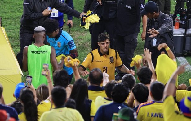 UPYOURARSENAL04's tweet image. Since Hincapié sign for Arsenal, Caicedo has been pushed to the side by Ecuador

Piero Hincapié is their Leader now😭