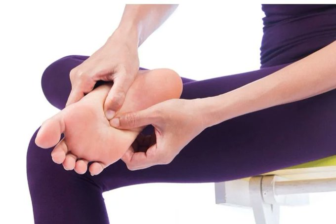 saludemia_com's tweet photo. ¿Tu talla de zapato ha cambiado de repente? 👟

Podólogos advierten: el crecimiento de pies en adultos puede ser el primer síntoma de acromegalia, una enfermedad rara que afecta a 38 personas por millón.

Toda la info aquí: https://t.co/vz8BHMW49S https://t.co/WbrzJcS5ud