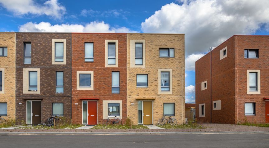 Dutch housing shortage climbs to 410,000 as 44% of social housing is occupied by those with a migration background.
rmx.news/article/dutch-…