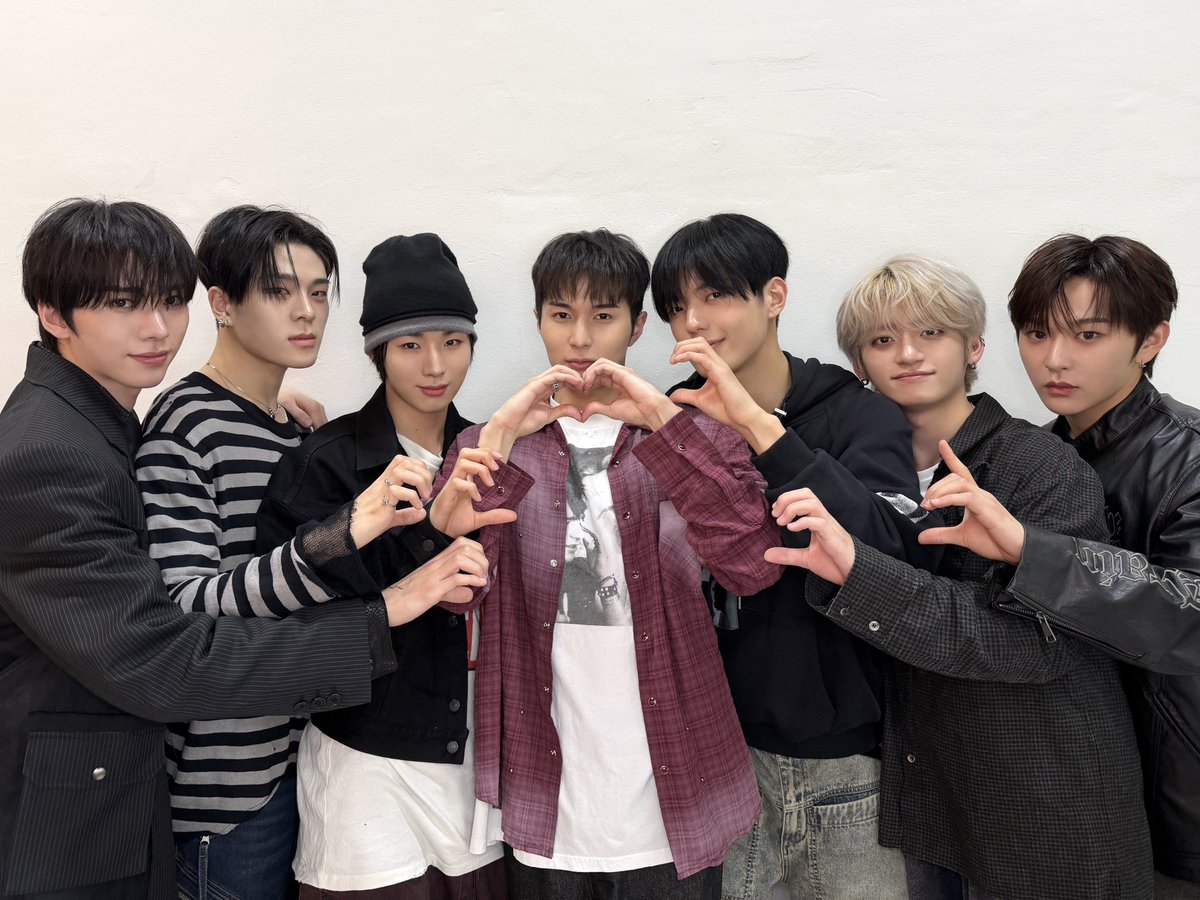 whib_official's tweet photo. [📸]
260302
인터아시아 팬사인회

#WHIB #휘브
#WEROCK_ROCKTHENATION
#ROCKTHENATION https://t.co/MJhmEJ9Dlq