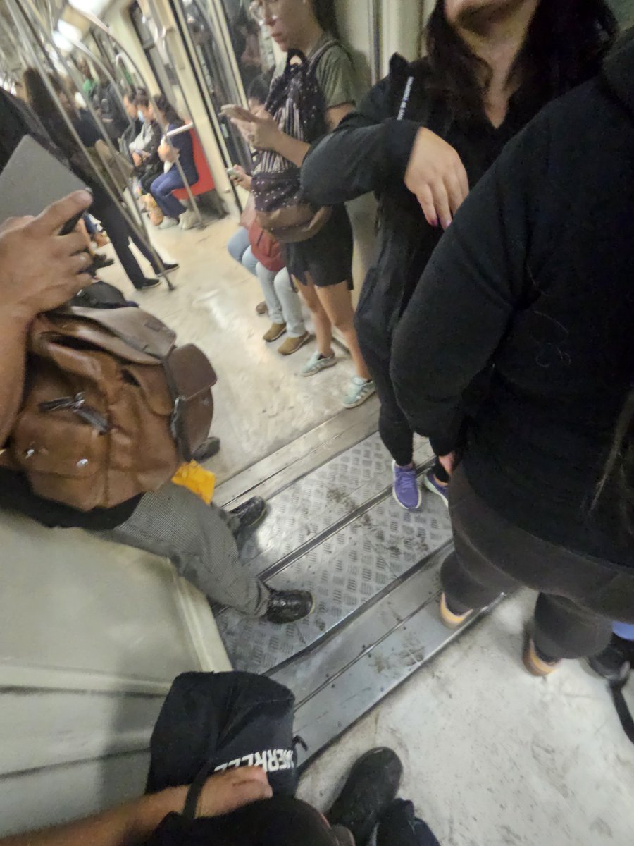 JKKTORRES's tweet photo. En el #SúperLunes por el @metrodesantiago hay frecuencia cada 2min hacía Los Dominicos en #L1 pero me tocó un tren sucio. https://t.co/nlkxtkKC9s